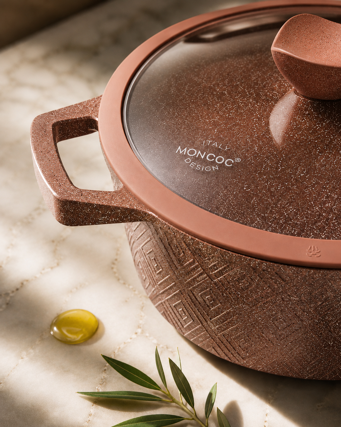 Detalhe da panela MONCOC com tampa de vidro e acabamento terracota